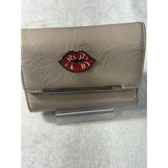 Safe Keeper Tri-Fold Wallet Zippered Coin /Card Slots Beige W/ Red Lips Sz 5X4X1 - Picture 1 of 10